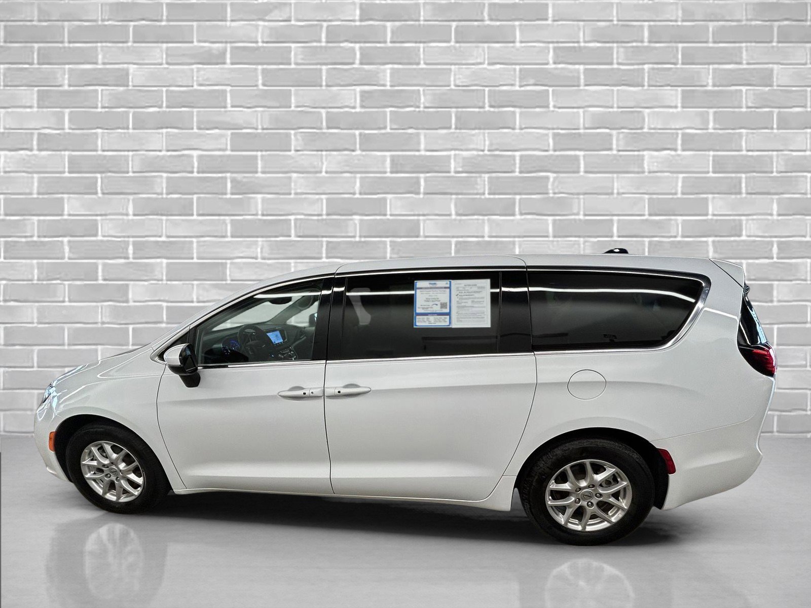 Used 2023 Chrysler Pacifica Touring-L image 2