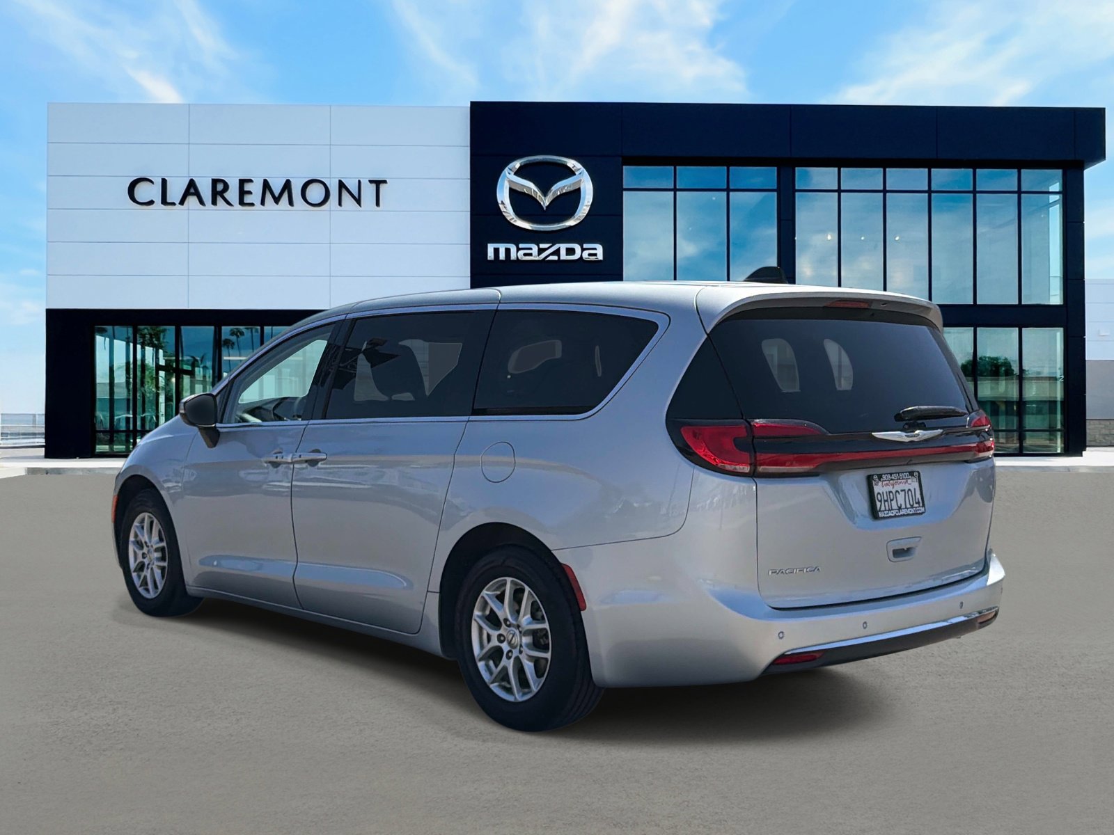 Used 2023 Chrysler Pacifica Touring-L FWD image 6