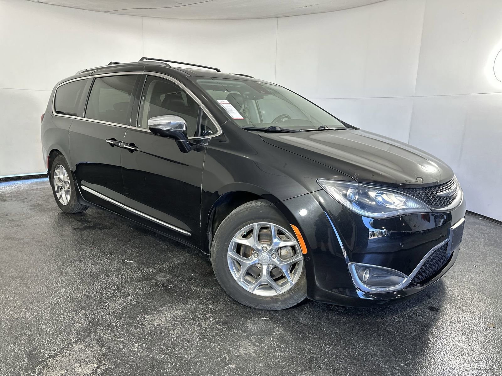 Used 2018 Chrysler Pacifica Limited image 1