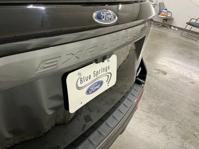 Used 2022 Ford Explorer XLT w/ Equipment Group 202A image 6