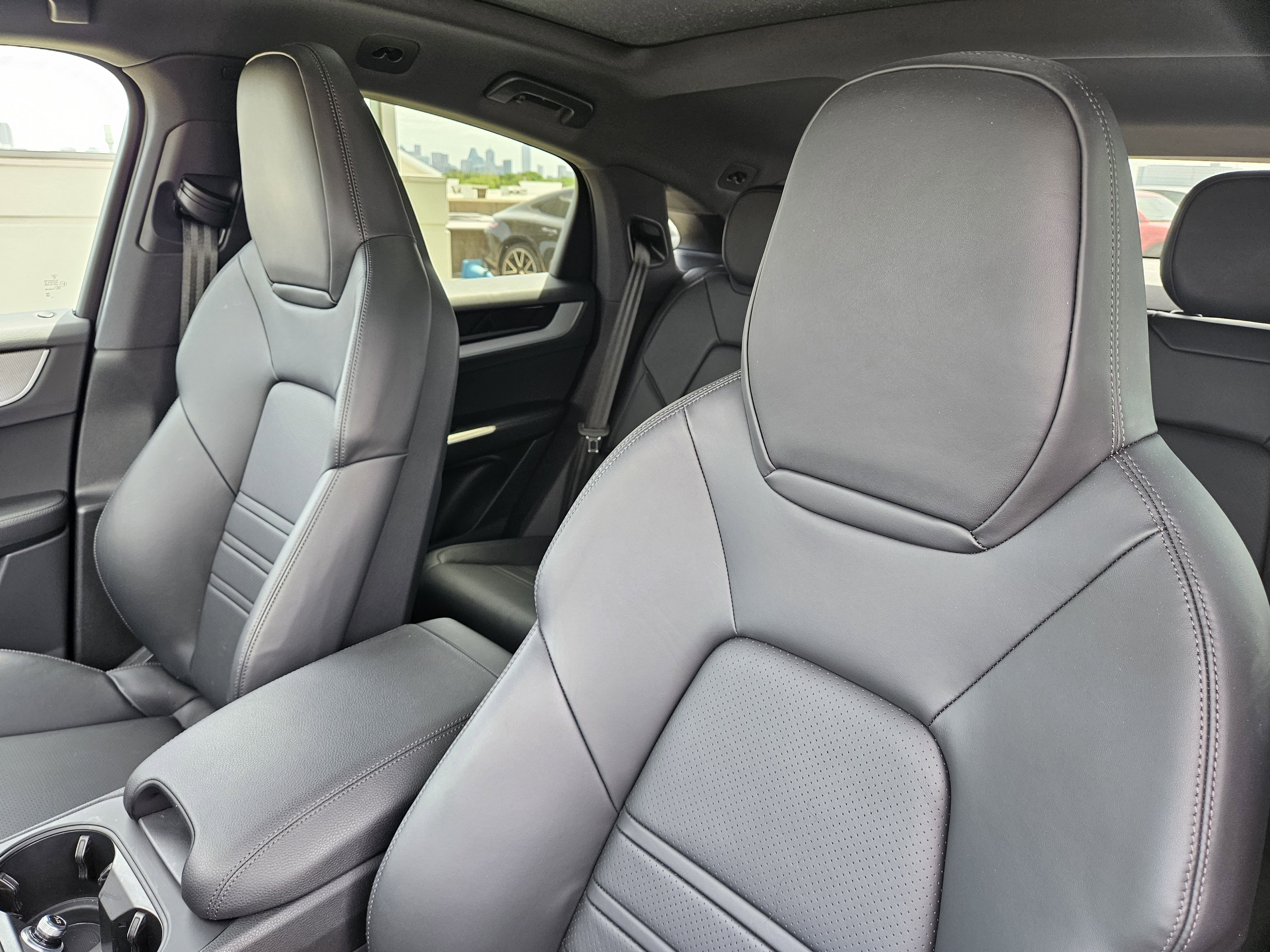 Certified 2025 Porsche Cayenne Coupe image 6