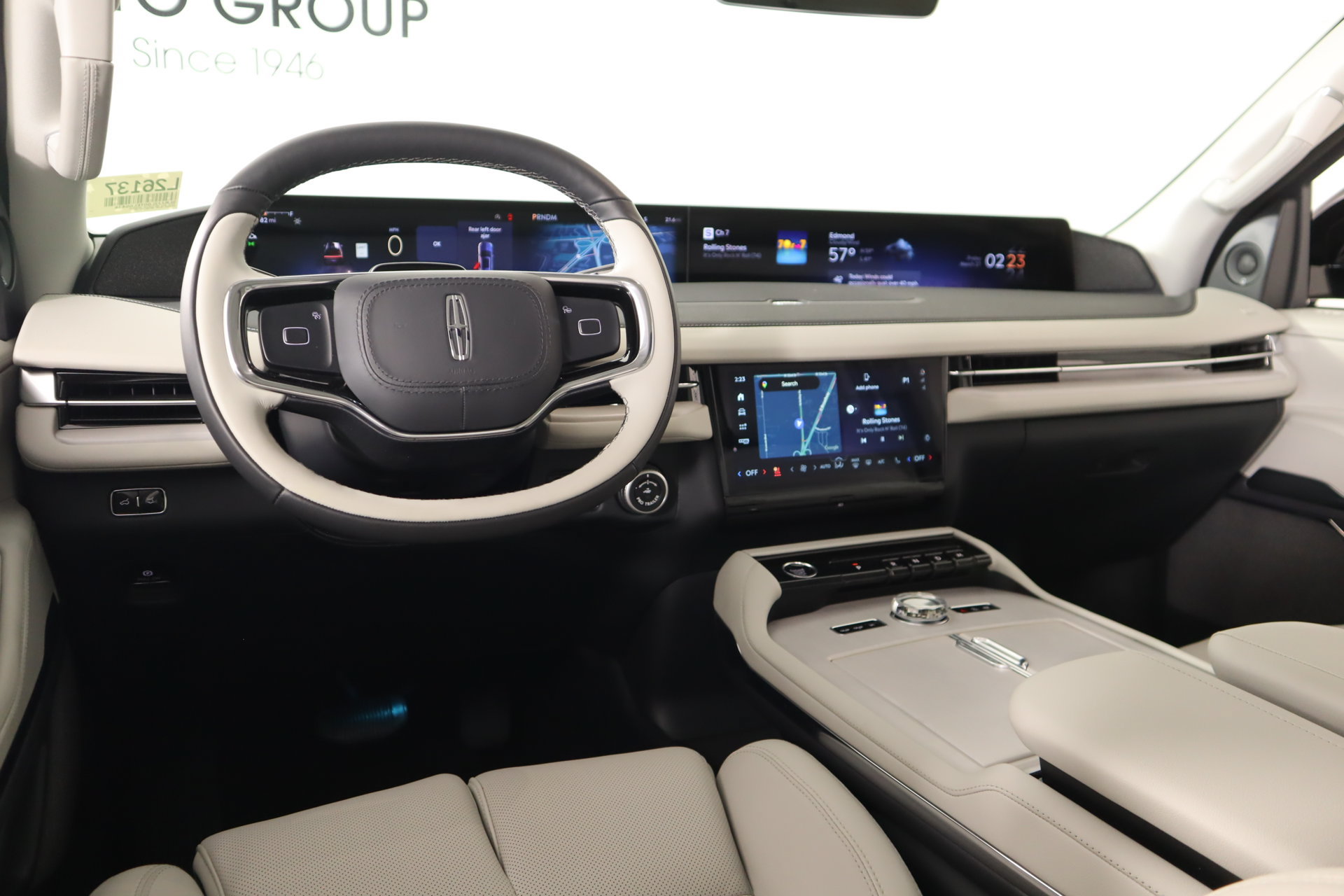 New 2026 Lincoln Navigator Reserve w/ Jet Appearance Package AWD/4WD image 2