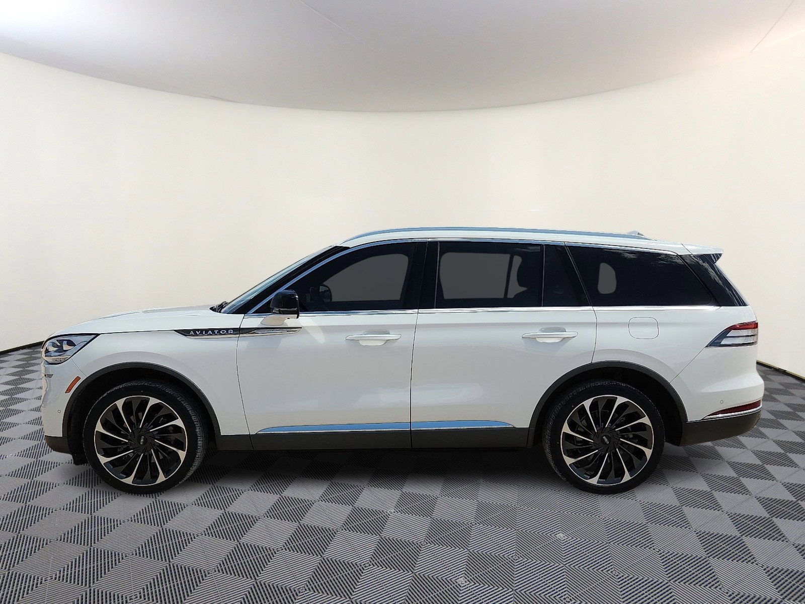 Used 2020 Lincoln Aviator Reserve w/ Equipment Group 202A AWD/4WD image 2