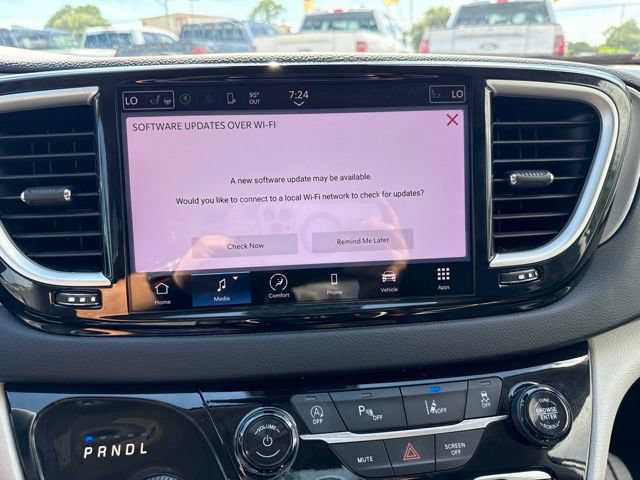 Used 2023 Chrysler Pacifica Touring-L FWD image 14