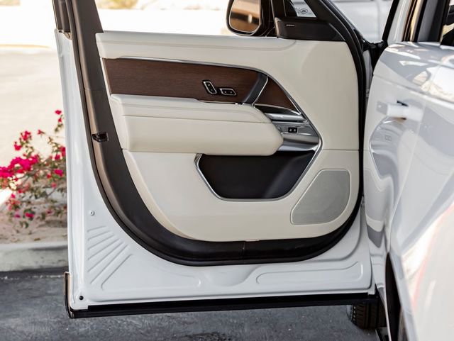 Used 2023 Land Rover Range Rover SE image 12