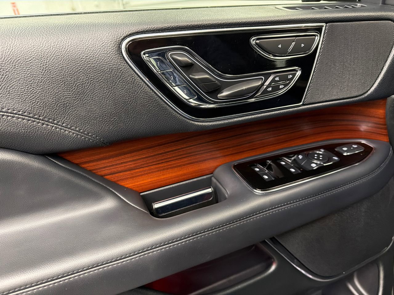 Used 2024 Lincoln Navigator Reserve w/ Monochromatic Package image 39