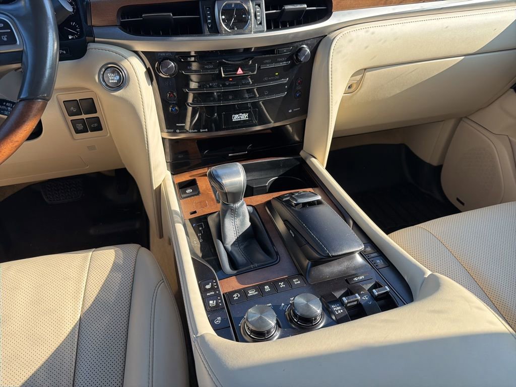 Used 2020 Lexus LX 570 4WD w/ Luxury Package image 17