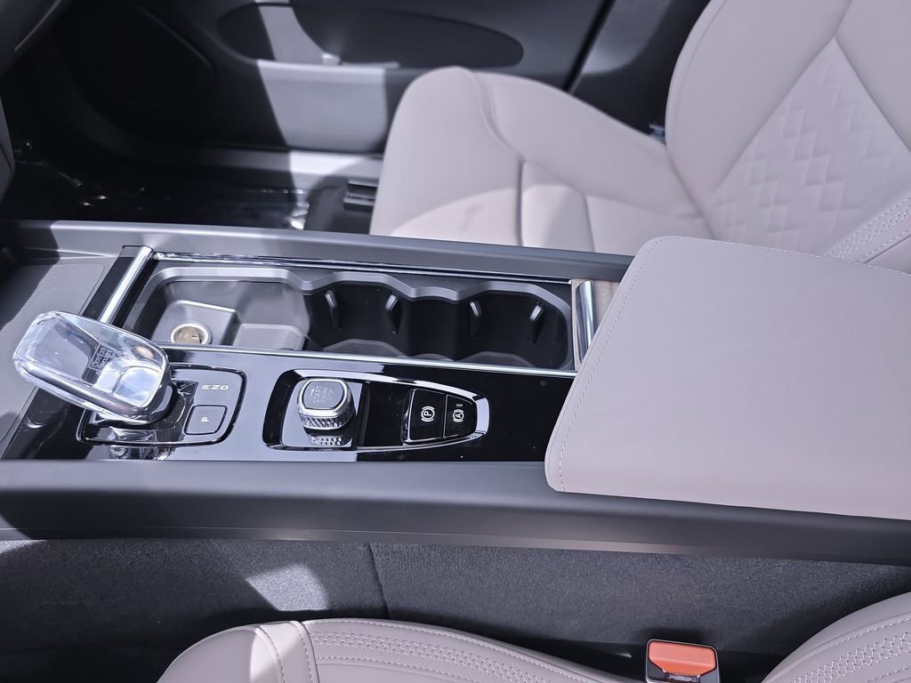 New 2026 Volvo XC60 B5 Core w/ Climate Package image 26