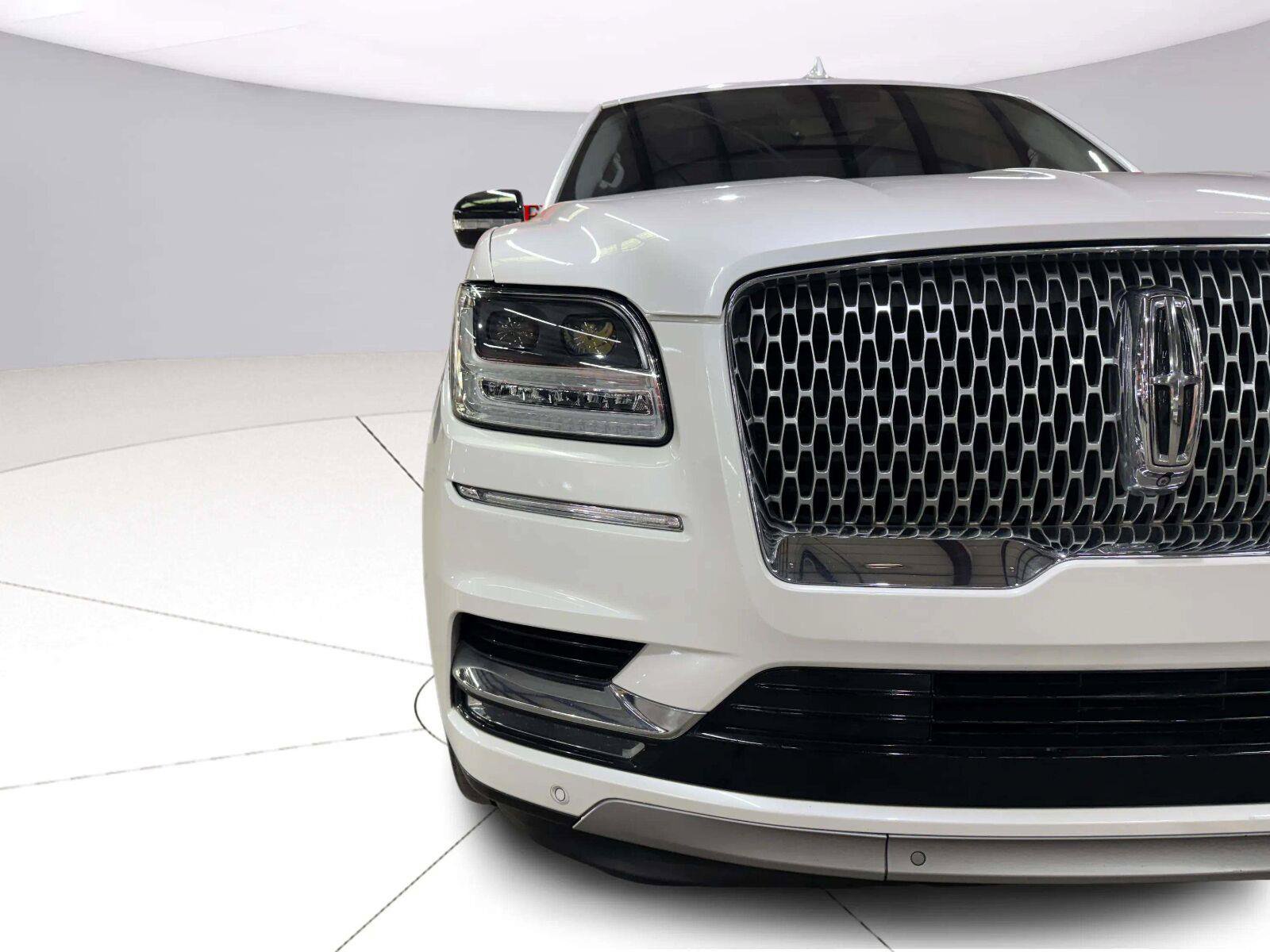 Used 2018 Lincoln Navigator Reserve w/ Technology Package AWD/4WD image 12