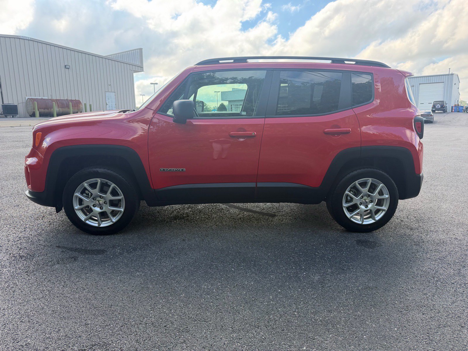 Used 2023 Jeep Renegade Latitude w/ Sun/Sound Group AWD/4WD image 10