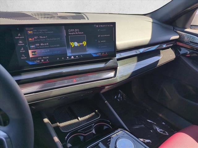 Used 2025 BMW 550e xDrive w/ Premium Package image 15