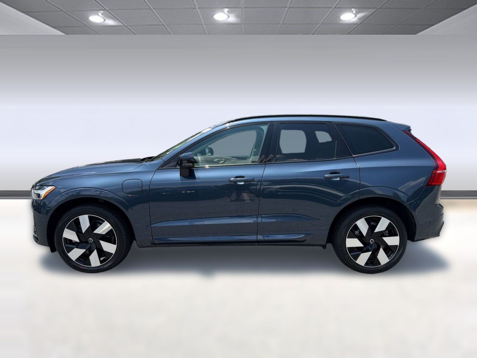 Certified 2024 Volvo XC60 T8 Plus w/ Climate Package AWD/4WD image 2