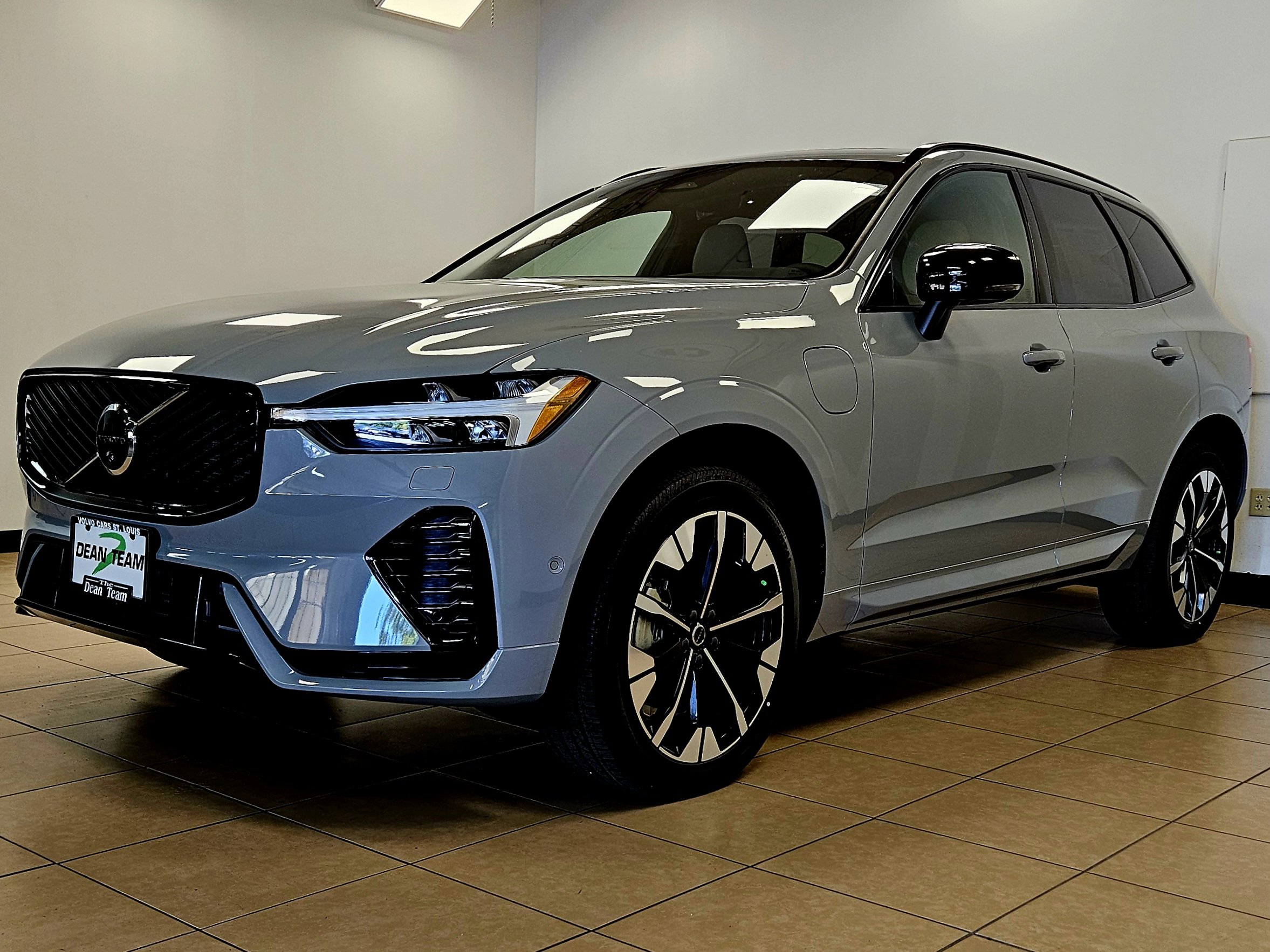 New 2026 Volvo XC60 T8 Plus w/ Protection Package Premier image 4