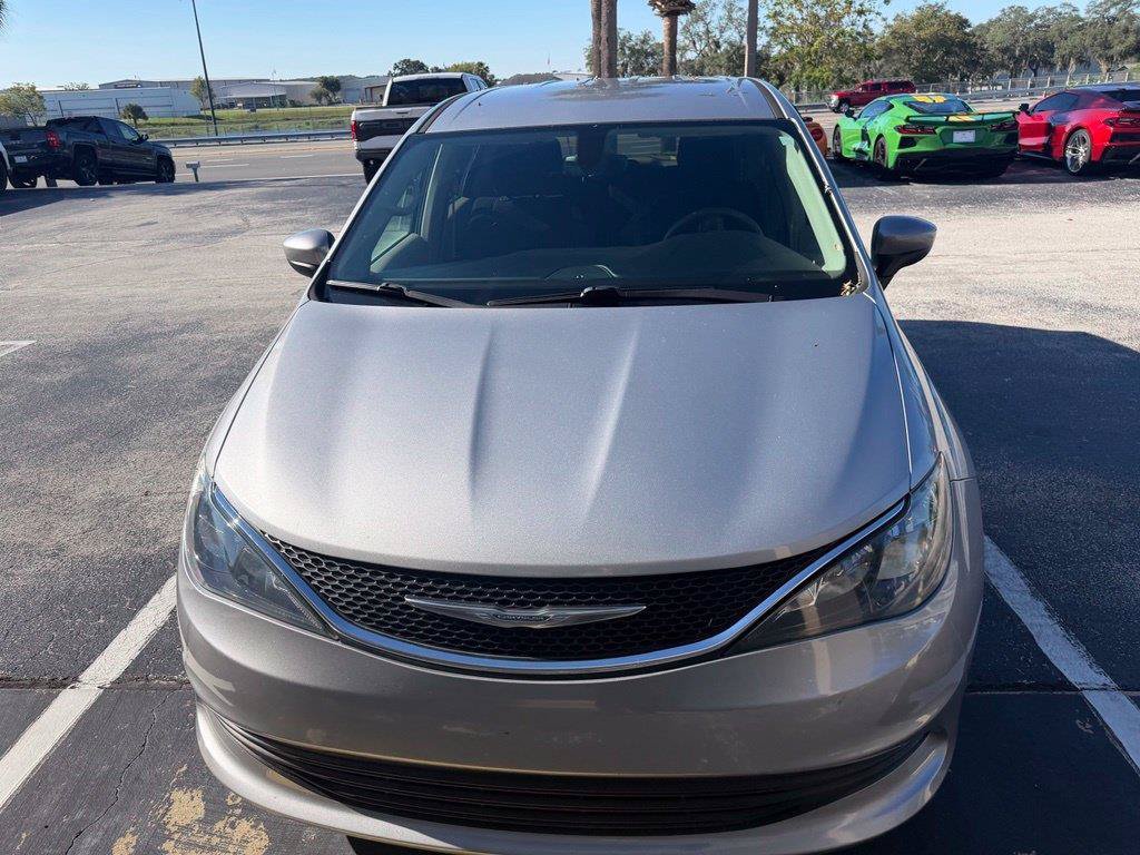 Used 2017 Chrysler Pacifica Touring FWD image 8