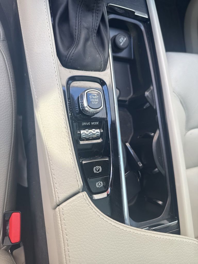 Used 2020 Volvo XC90 T6 Momentum image 6