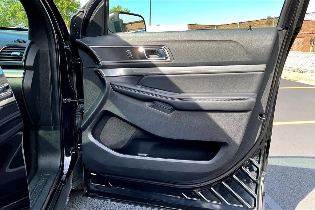 Used 2019 Ford Explorer XLT w/ Equipment Group 202A AWD/4WD image 23