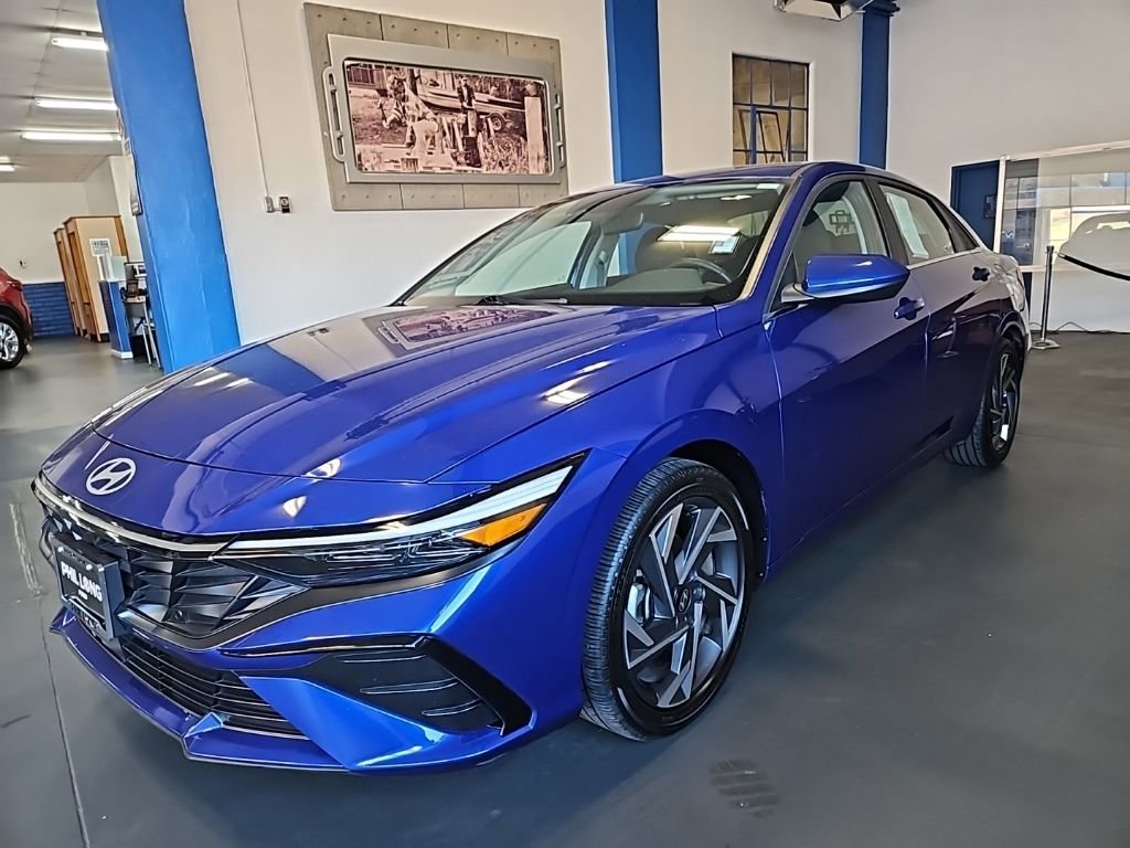 Used 2025 Hyundai Elantra SEL image 1
