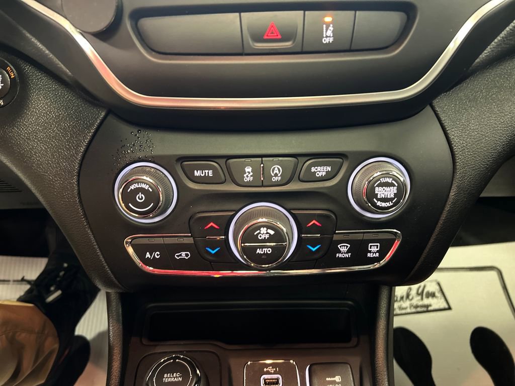 Used 2022 Jeep Cherokee Latitude Lux w/ Sun & Sound Group AWD/4WD image 19