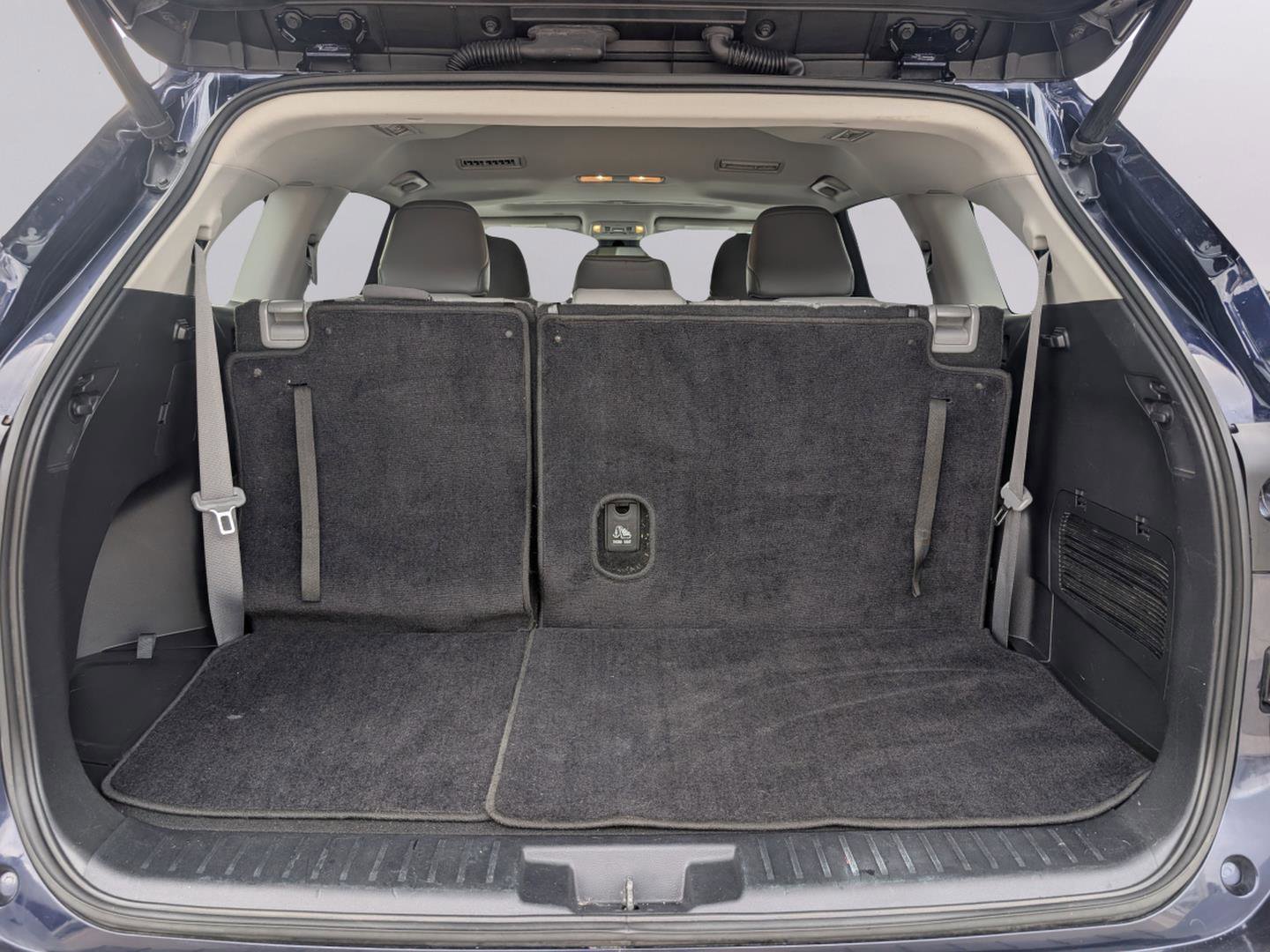 Used 2022 Toyota Highlander XLE FWD image 37