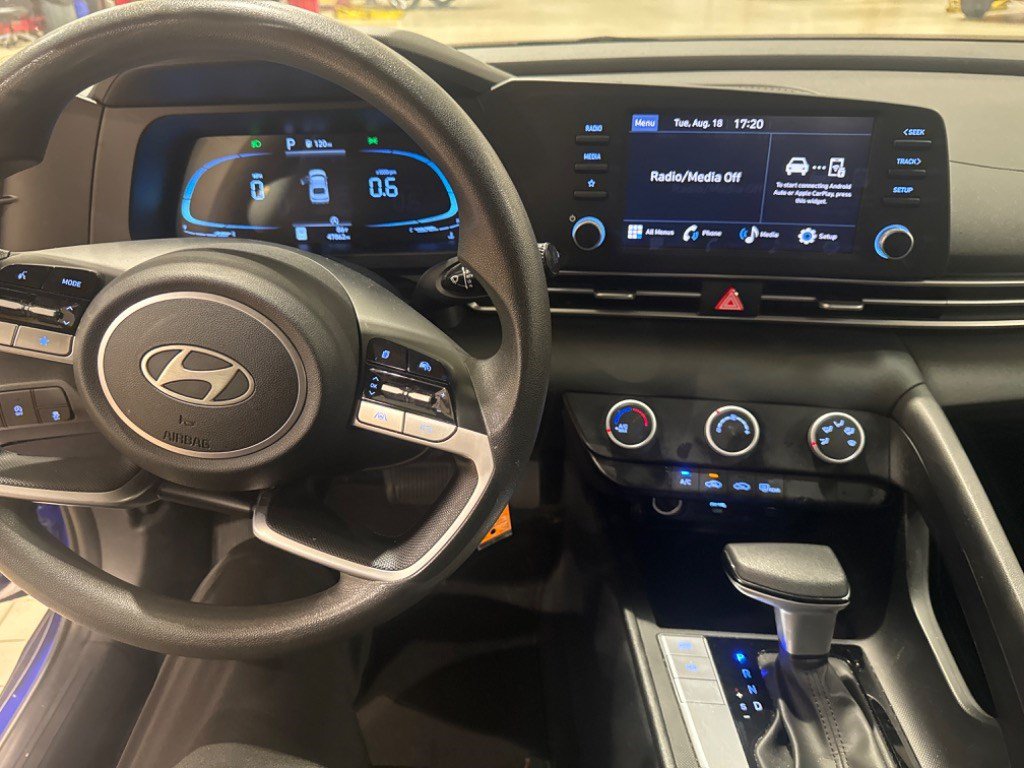 Used 2024 Hyundai Elantra SE FWD image 9