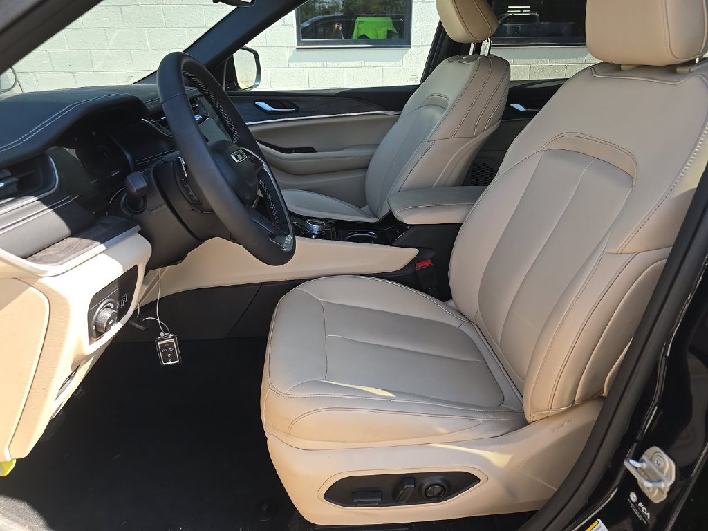 Used 2023 Jeep Grand Cherokee Limited AWD/4WD image 4