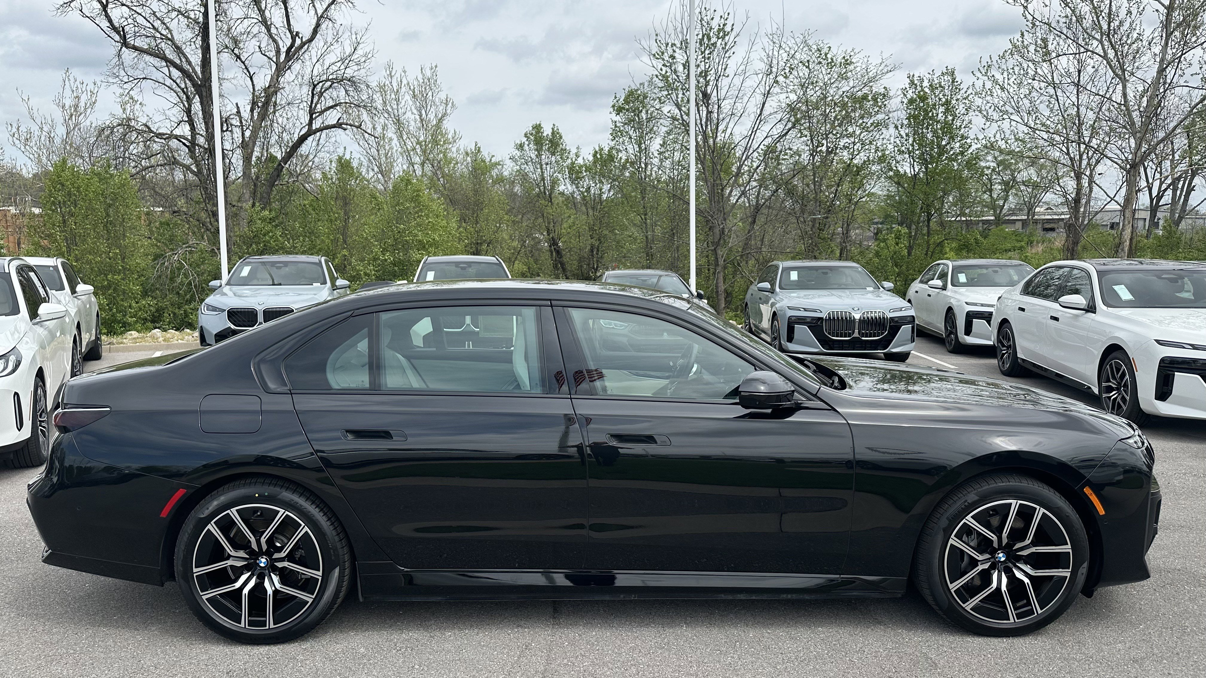 Certified 2025 BMW i7 xDrive60 w/ Premium Package AWD/4WD image 11