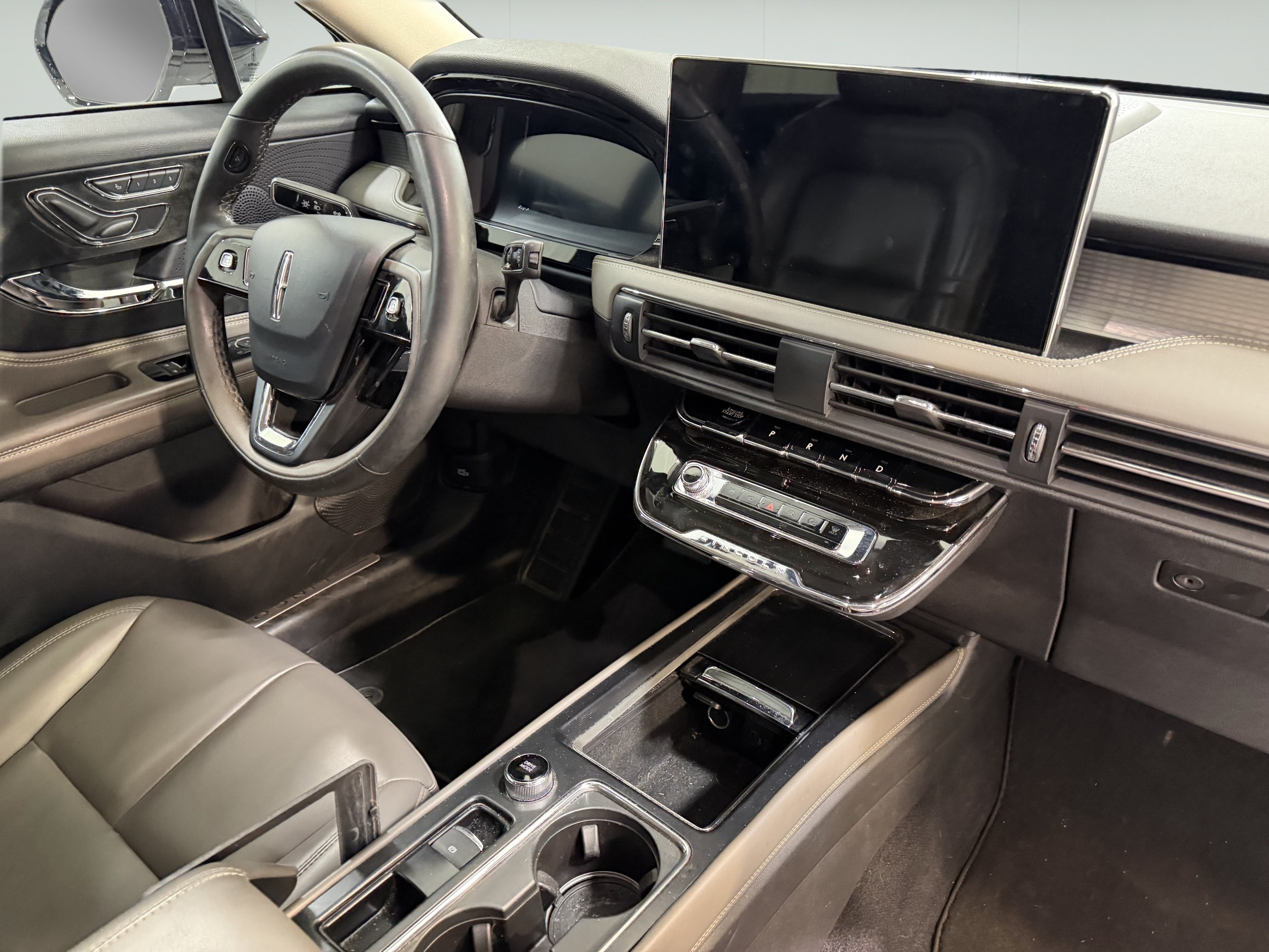 Used 2025 Lincoln Corsair FWD image 13