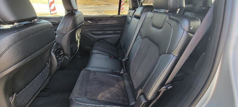 Used 2024 Jeep Grand Cherokee L Laredo image 9