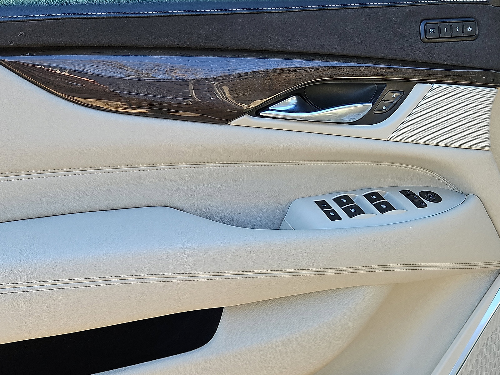 Used 2018 Cadillac Escalade Premium Luxury image 13