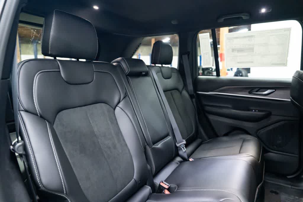 New 2026 Jeep Grand Cherokee Altitude AWD/4WD image 31