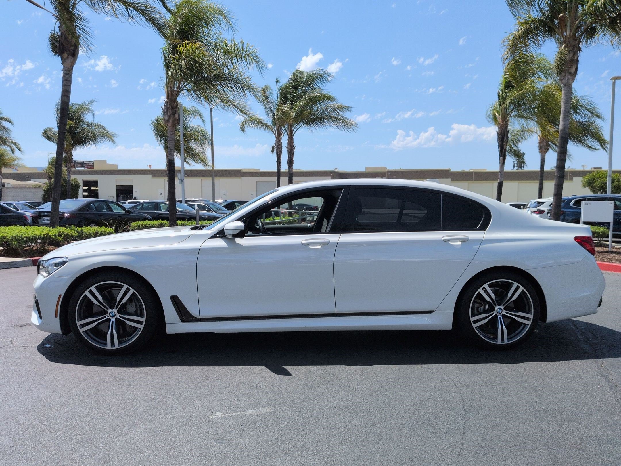 Used 2019 BMW 750i w/ M Sport Package RWD image 7