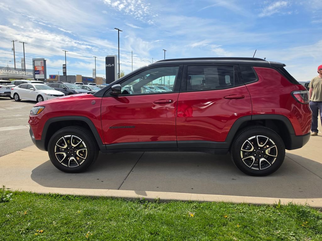 Used 2025 Jeep Compass Trailhawk image 8