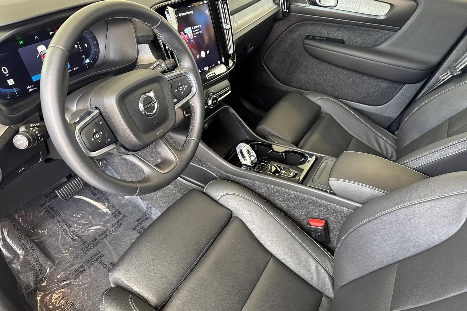 Used 2025 Volvo XC40 B5 Ultra w/ Climate Package image 4