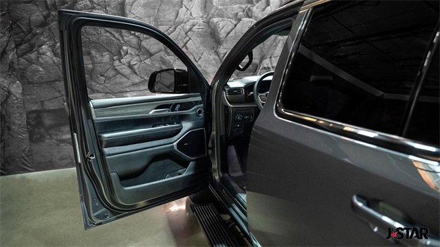 Used 2024 Jeep Wagoneer Series III w/ Premium Group I image 4