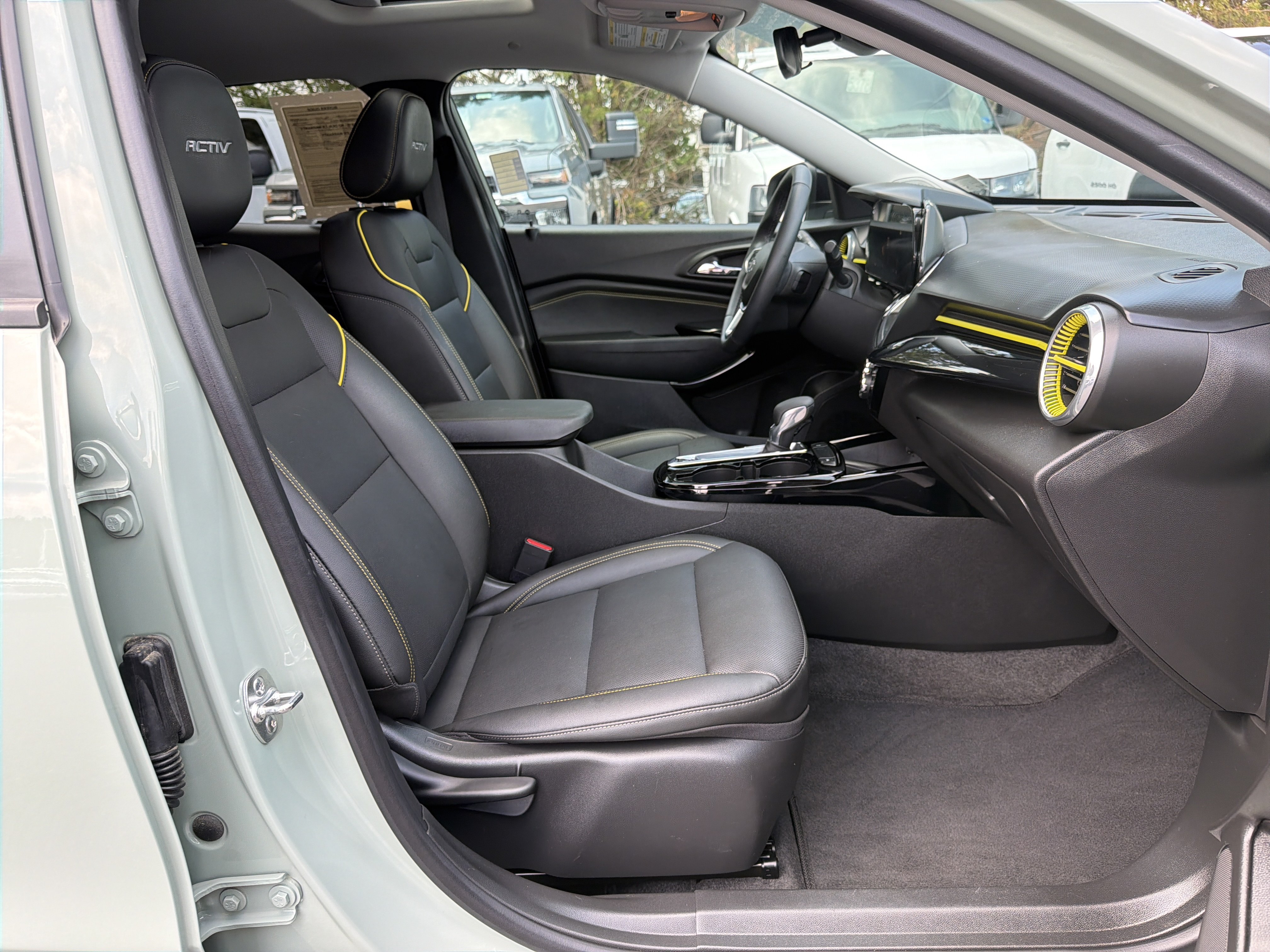 Used 2025 Chevrolet Trax ACTIV w/ Sunroof Package FWD image 34