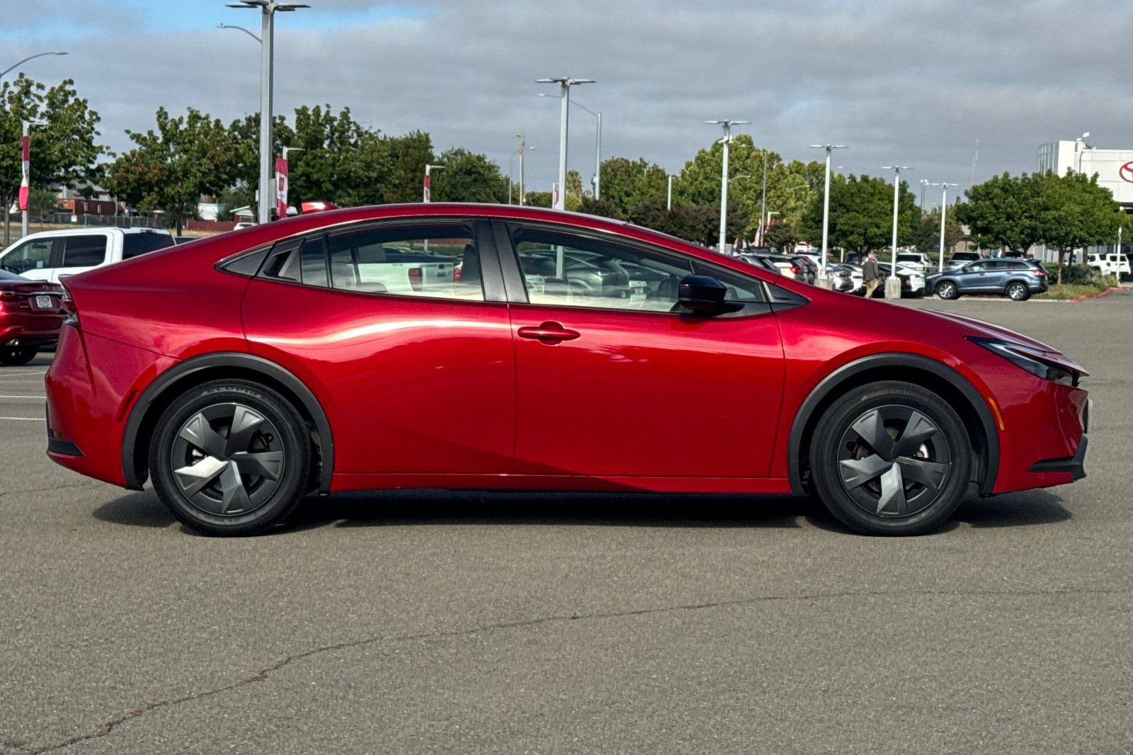 Certified 2025 Toyota Prius LE FWD image 3