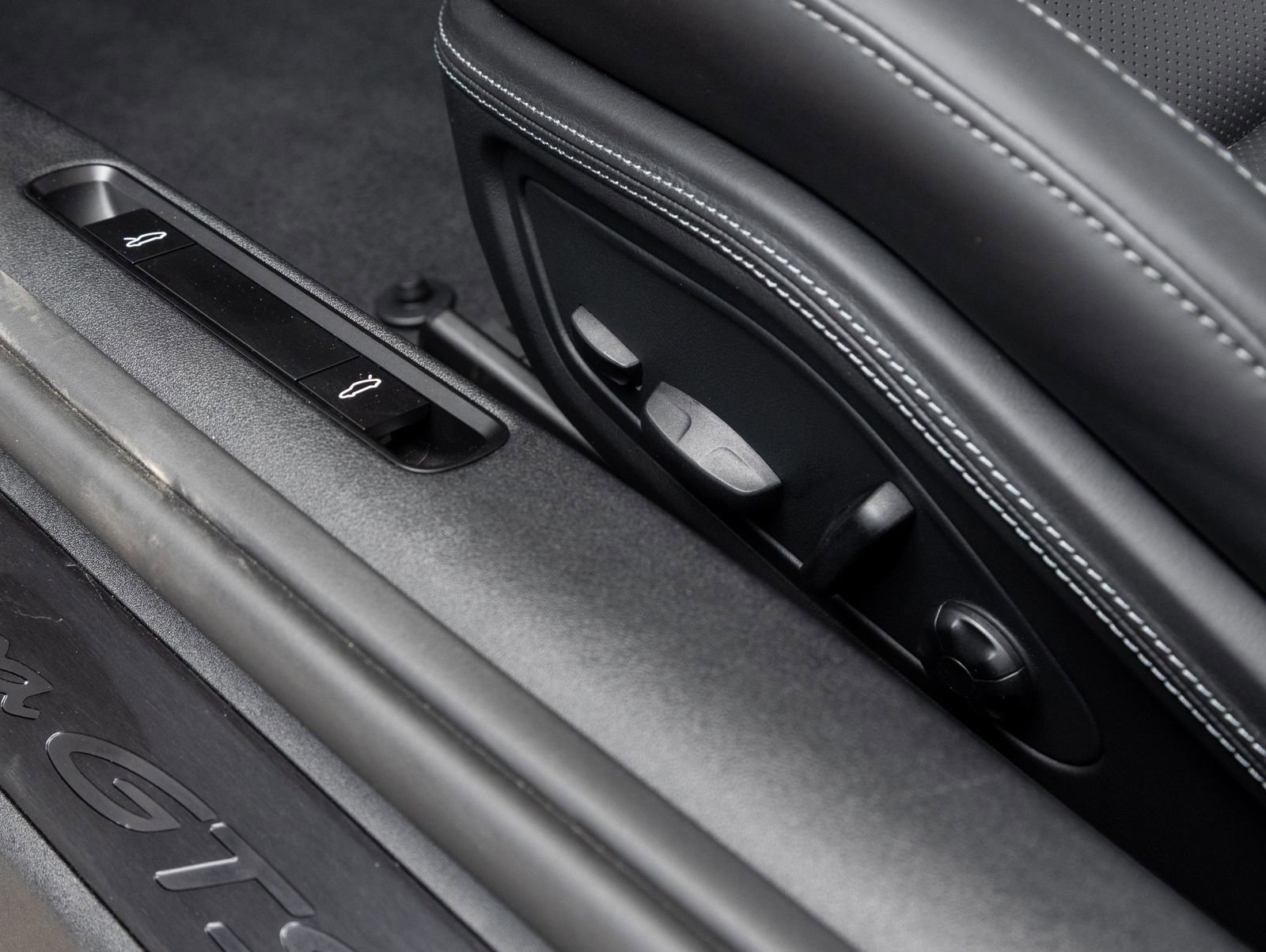 Used 2025 Porsche 911 Carrera GTS image 24