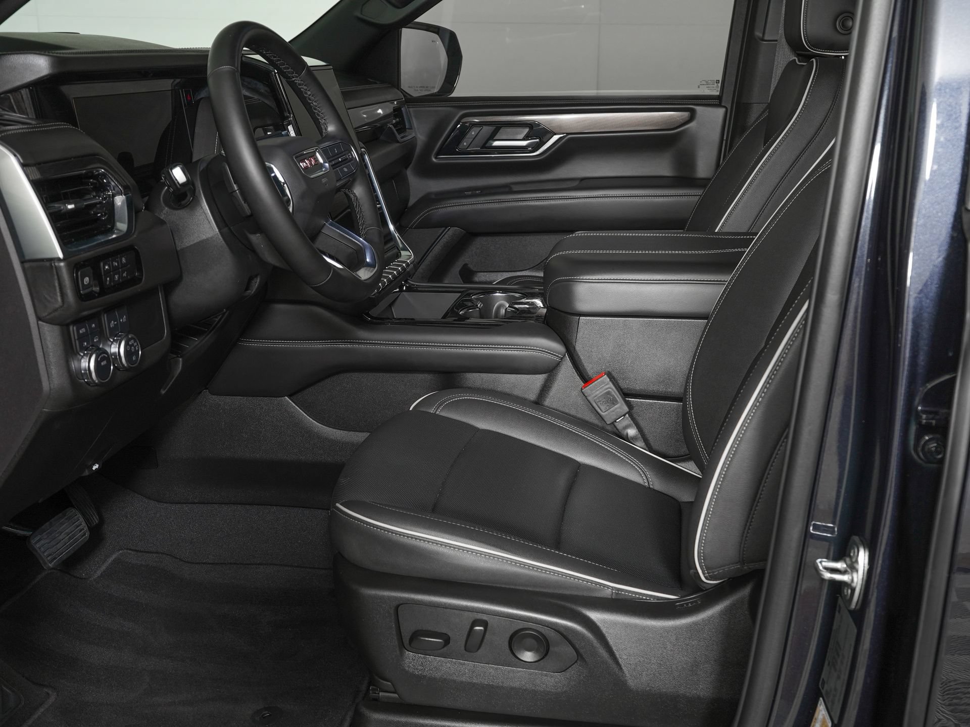 Used 2025 GMC Yukon Elevation AWD/4WD image 16