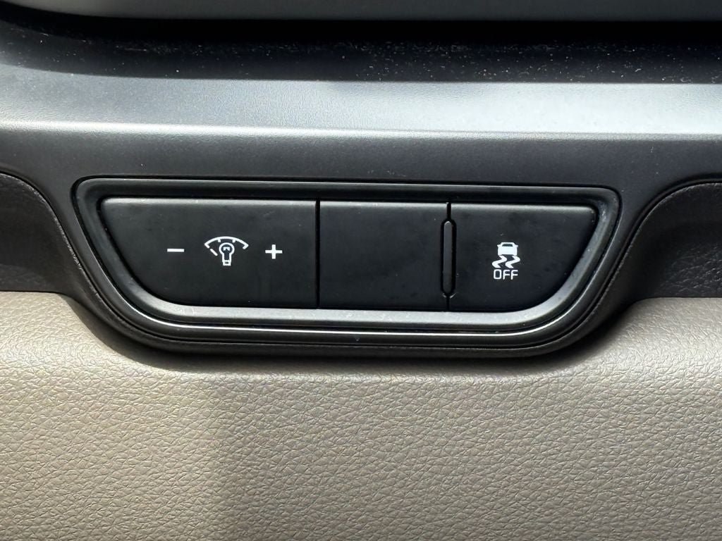 Used 2025 Kia Carnival FWD image 19