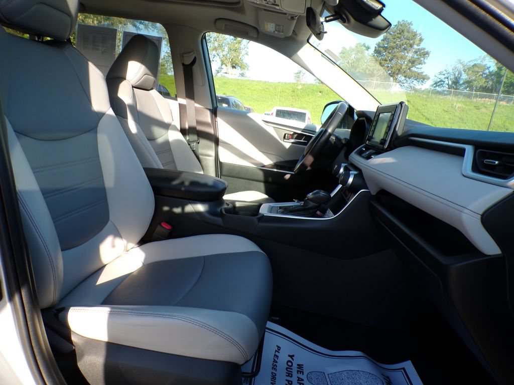 Used 2019 Toyota RAV4 XLE Premium w/ Cold Weather Package AWD/4WD image 16