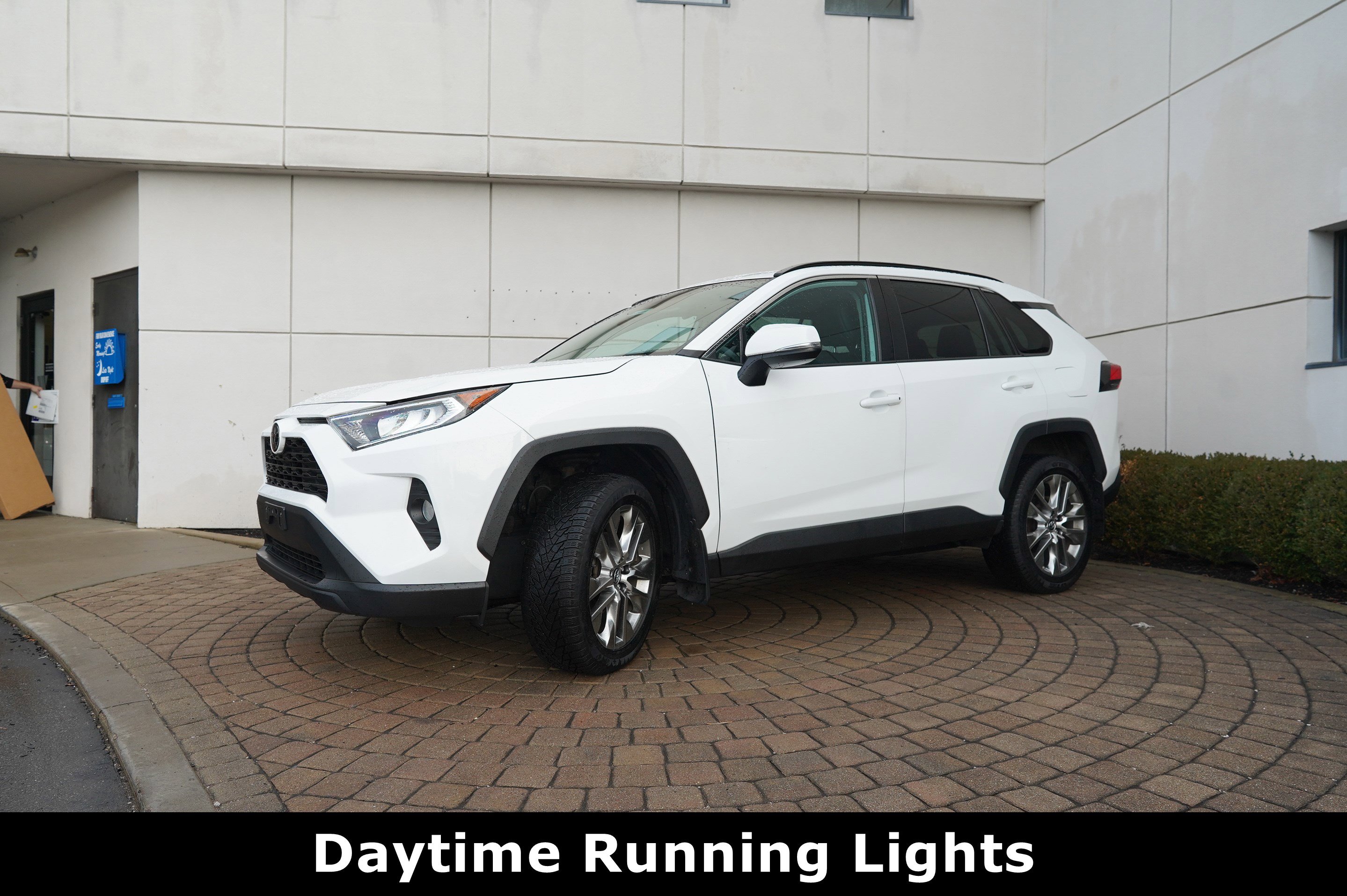 Used 2019 Toyota RAV4 XLE Premium image 18