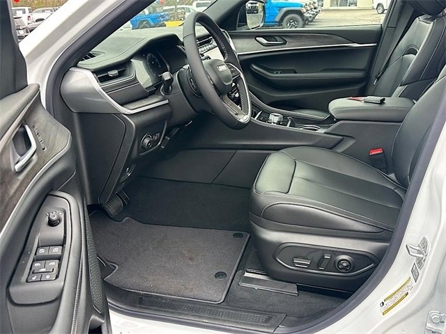 New 2025 Jeep Grand Cherokee L Limited w/ Black Appearance Package image 14