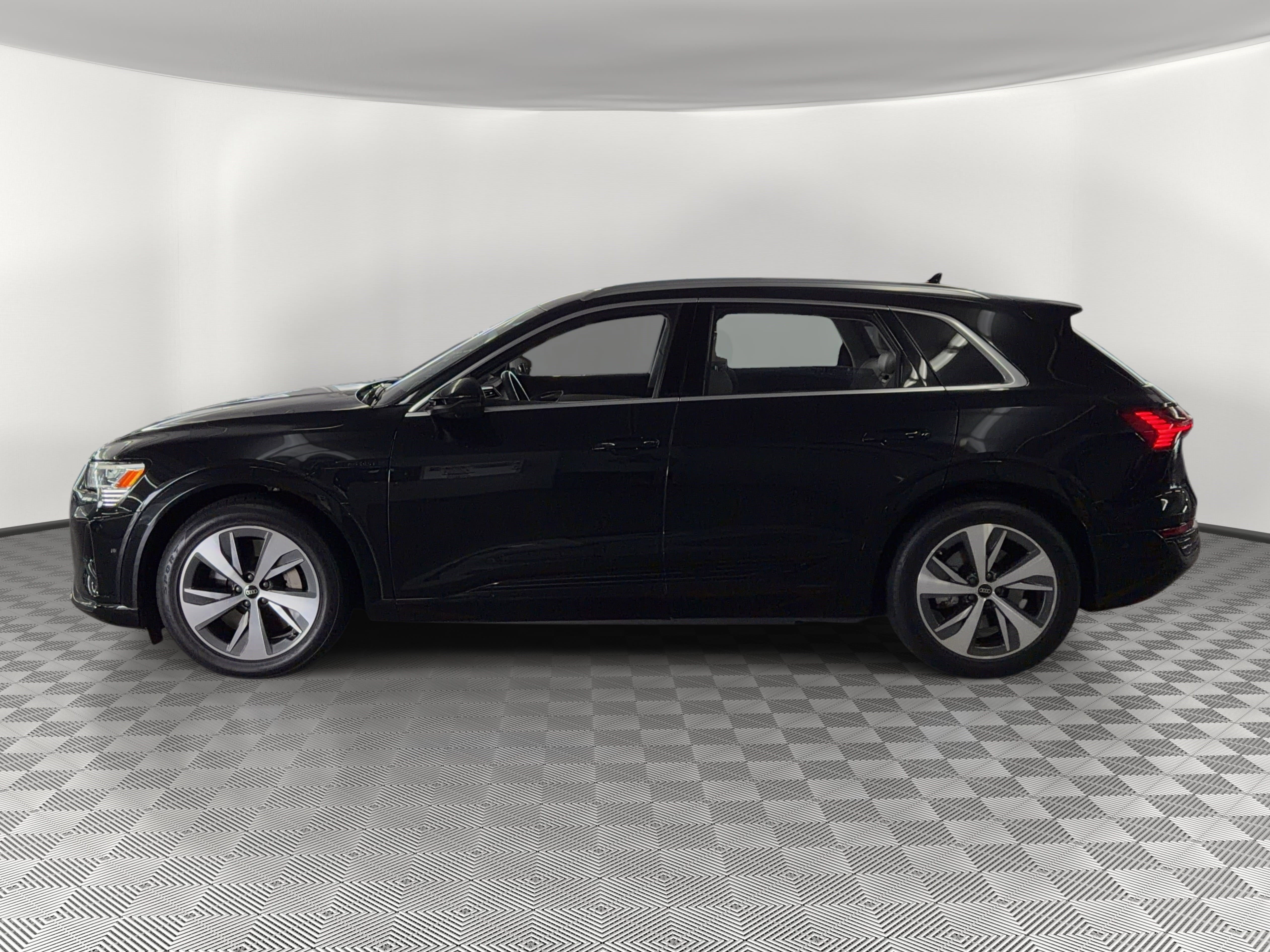 Used 2024 Audi Q8 e-tron Premium Plus w/ Premium Plus Package AWD/4WD image 2