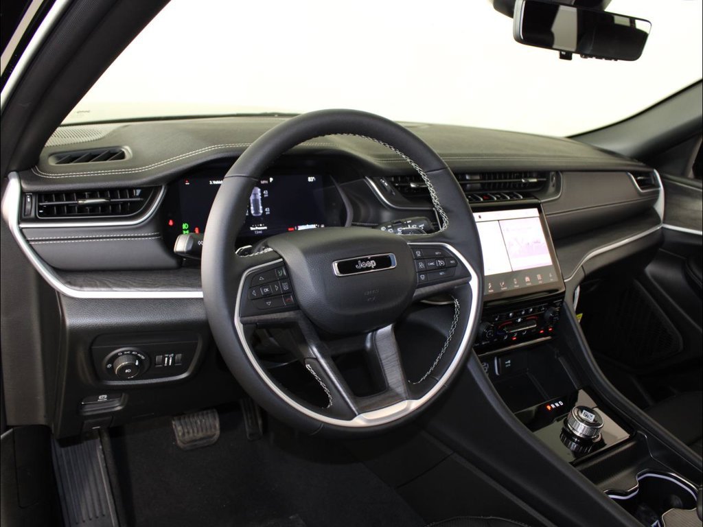New 2025 Jeep Grand Cherokee Limited w/ Luxury Tech Group II RWD image 13