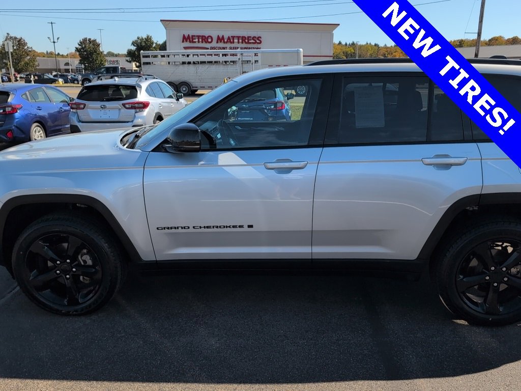 Used 2023 Jeep Grand Cherokee Altitude image 2