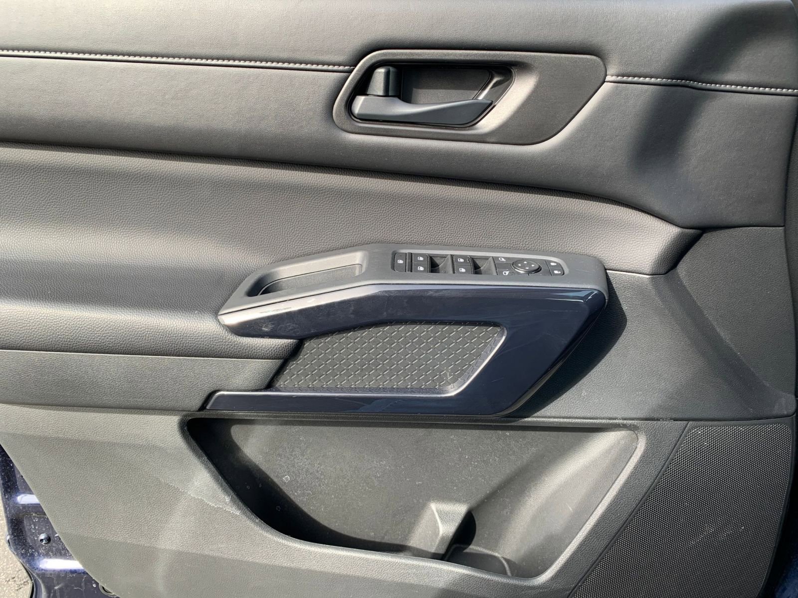 Used 2025 Nissan Pathfinder SV image 18