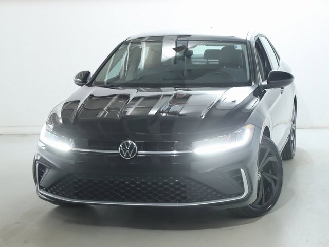 Used 2025 Volkswagen Jetta SE w/ Sunroof Package image 3