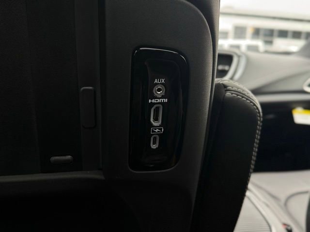 New 2026 Chrysler Pacifica Limited w/ Uconnect Theater Family Group image 25