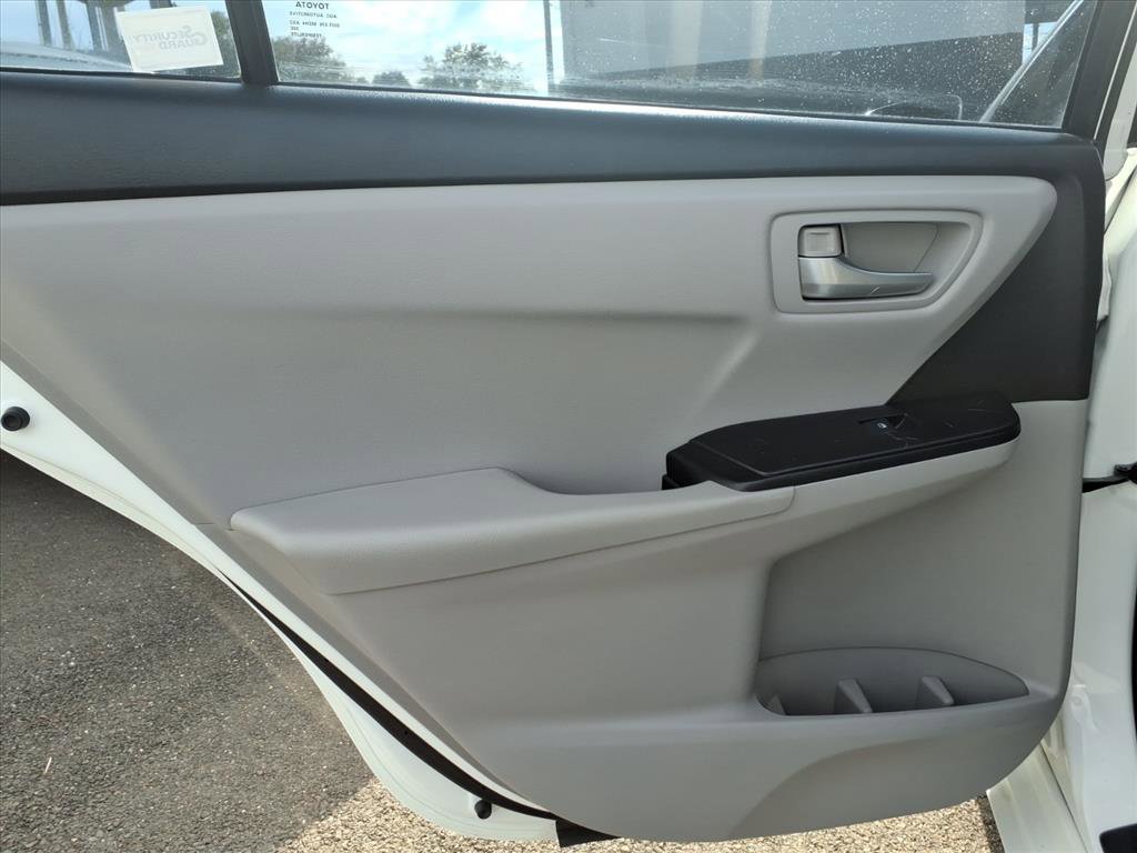 Used 2015 Toyota Camry LE image 22