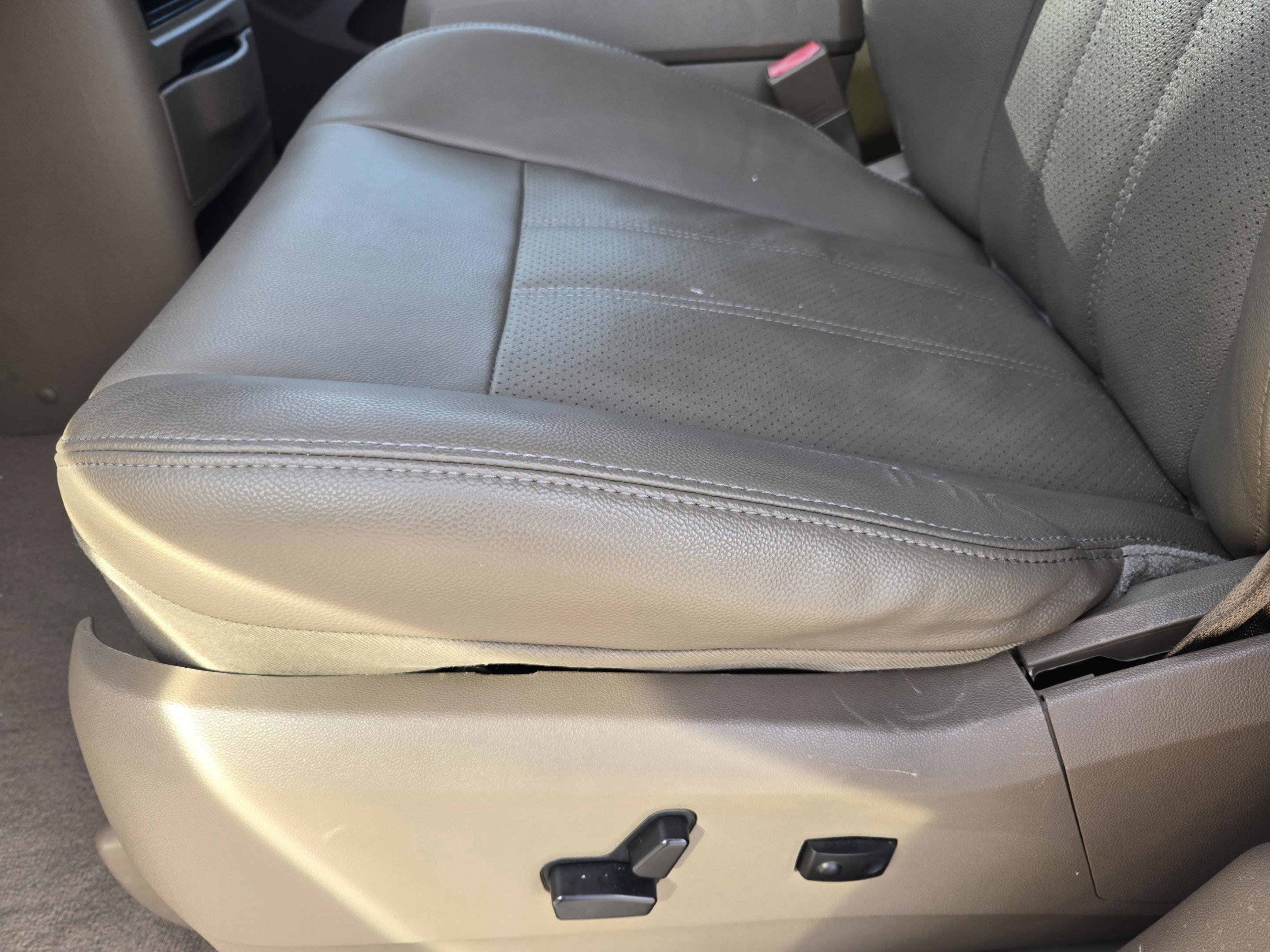 Used 2013 Chrysler Town & Country Touring-L w/ Driver Convenience Group FWD image 19